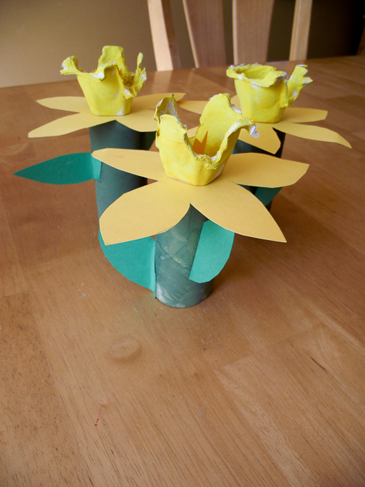 Educational Egg Carton Daffodils *So cute. Pinning this for later.