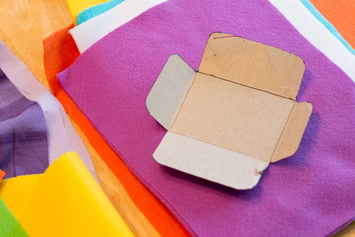 Handmade Felt Envelopes: Easy Valentine's Day Activity for Kids *This simple sewing project is so cute.