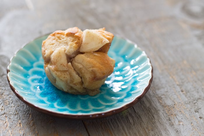 This looks like the perfect not-too-sweet dessert or breakfast treat: Mini Apple Pie Monkey Bread Recipe *YUM