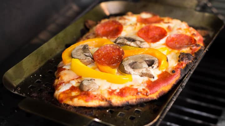 https://letslassothemoon.com/wp-content/uploads/2015/06/grilled-pizza-3-4-720x405.jpg