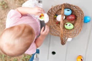 3 Easter Photos of the Kids You Simply Must Take - Parent Photography 101 *Loving this free spring photography checklist too