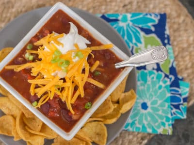 Best steak chili EVER! This slow cooker recipe is so SIMPLE to make. It is perfect for a quiet evening at home or for hosting a family party. Plus you can freeze leftovers for an easy weeknight dinner on a school night. *This is one of my go-to dinners that the whole family loves. Perfect comfort food.