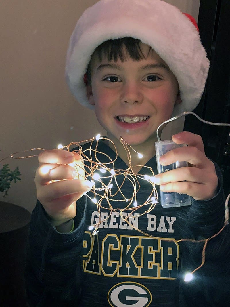 Christmas Crafts for Kids - DIY Snow Globes For Kids: Learn how to make snow globes that light up (and are water free) #kidscraft #christmascraft #DIY #holidayDIy *My kids love using their mason jar snow globe as a DIY night light